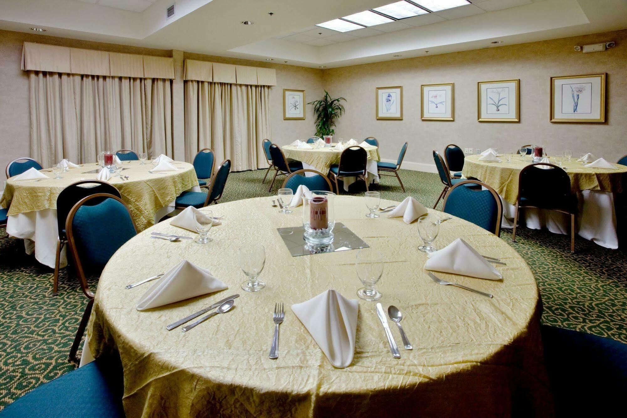 Holiday Inn & Suites Raleigh Cary By Ihg Restoran fotoğraf